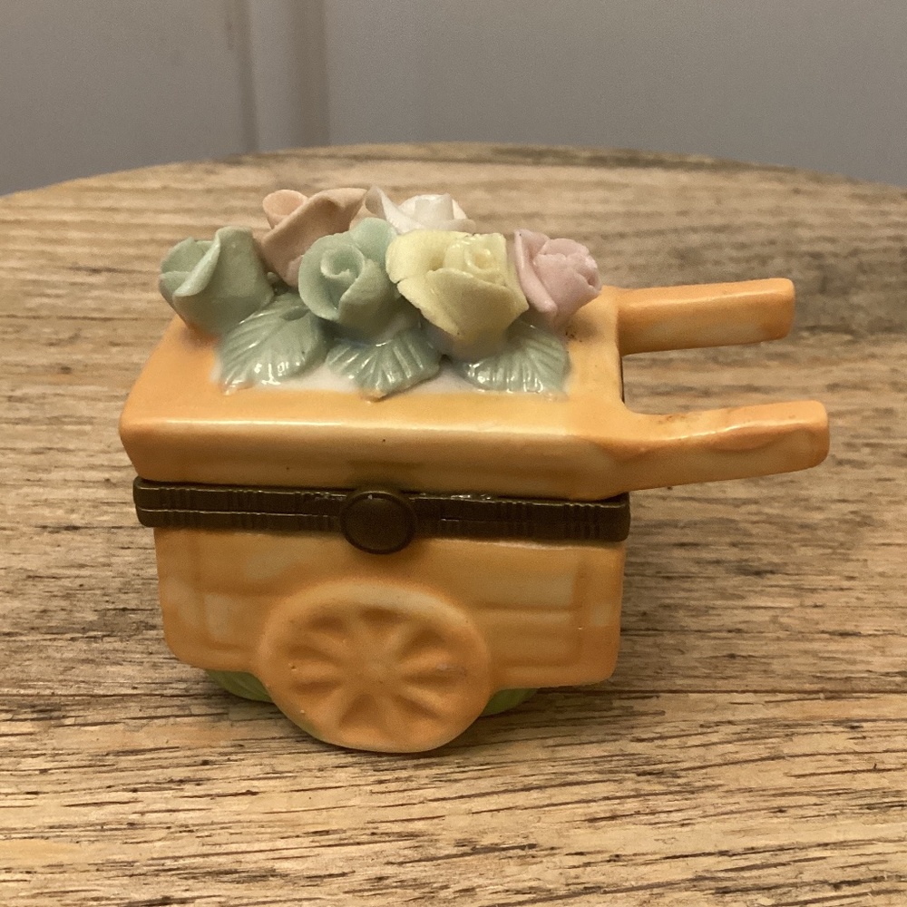 Vintage trinket box with lid